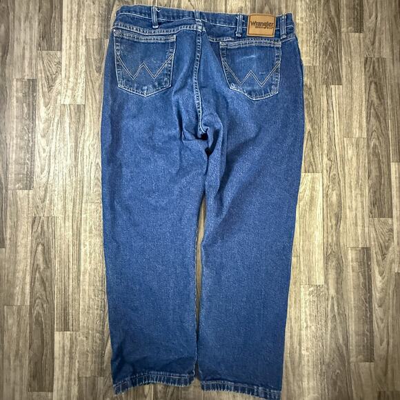 Wrangler Rugged Wear Jeans 40x30 Blue Denim Relaxed Fit USA Cotton Work Pants - Picture 2 of 8